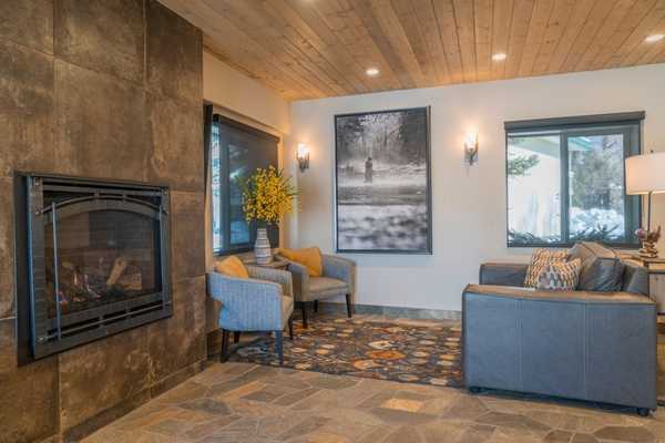 The fireplace and lobby of the Aspenalt Lodge